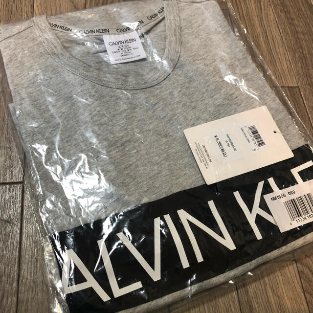 Calvin Klein(カルバンクライン)の最終値下げ！タグ付き新品★カルバンクライン★Tシャツ★グレー★メンズ★S メンズのトップス(Tシャツ/カットソー(半袖/袖なし))の商品写真