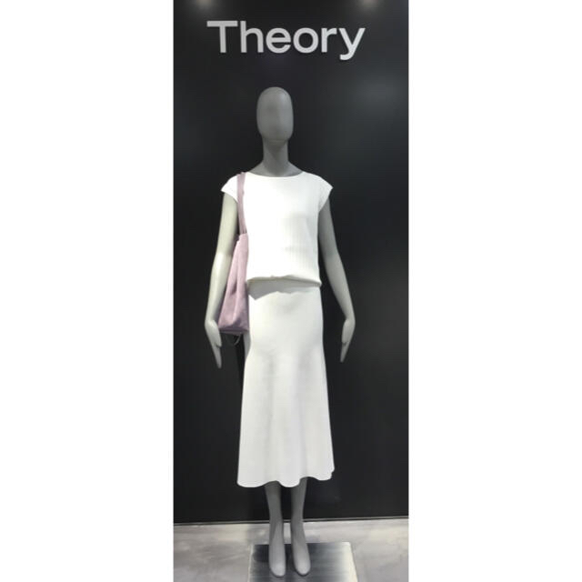 theory(セオリー)のtheory 20SS CREPE KNIT ニット　スカート　セットアップ　白 レディースのレディース その他(セット/コーデ)の商品写真