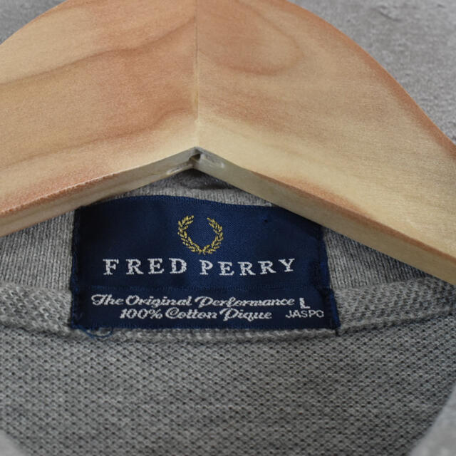 FRED PERRY(フレッドペリー)のFRED PERRY グレー ポロシャツ ワンポイント フレッドペリー メンズのトップス(ポロシャツ)の商品写真