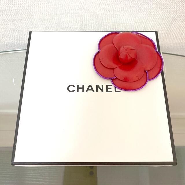 CHANEL(シャネル)の㊙️CHANEL カメリア付き❤️プレゼントBOX 香水 レディースのバッグ(ショップ袋)の商品写真