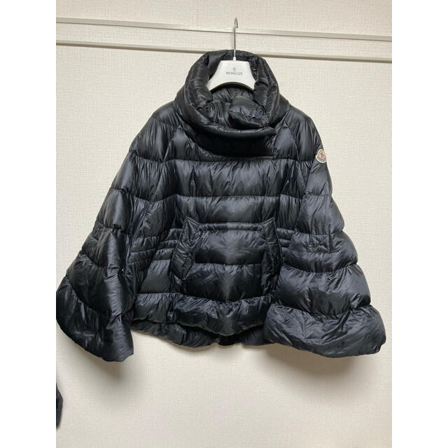 MONCLER(モンクレール)のモンクレール　カメリン　ポンチョ　ダウンジャケット　黒　ブラック　1 レア レディースのジャケット/アウター(ダウンジャケット)の商品写真