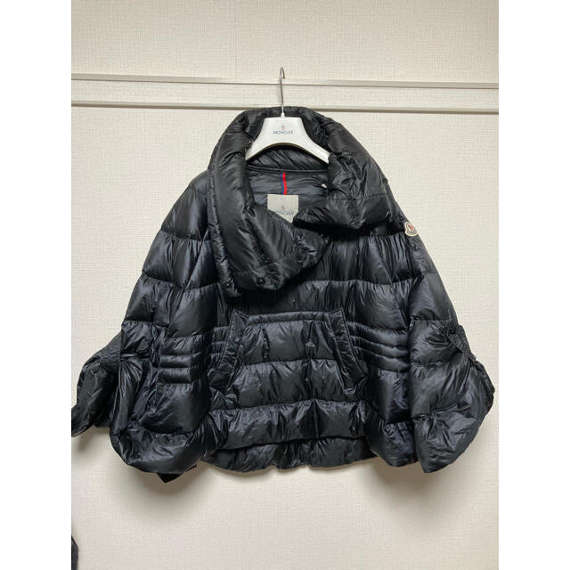 MONCLER(モンクレール)のモンクレール　カメリン　ポンチョ　ダウンジャケット　黒　ブラック　1 レア レディースのジャケット/アウター(ダウンジャケット)の商品写真