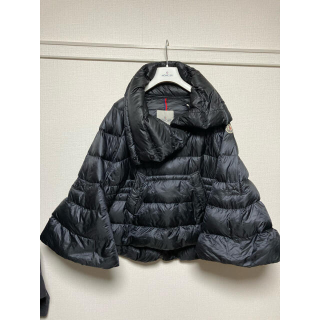 MONCLER(モンクレール)のモンクレール　カメリン　ポンチョ　ダウンジャケット　黒　ブラック　1 レア レディースのジャケット/アウター(ダウンジャケット)の商品写真