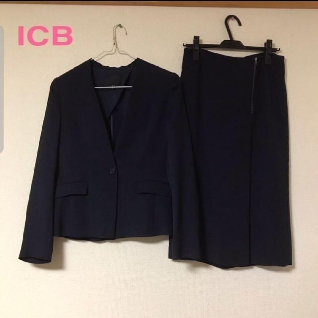 ICB(アイシービー)のICB スーツ上下　セットアップ　スカートスーツ　ネイビー レディースのフォーマル/ドレス(スーツ)の商品写真