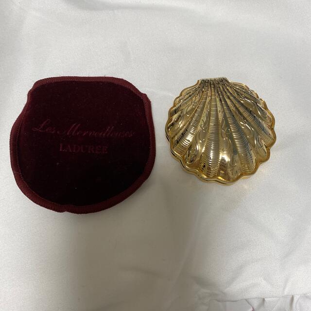 LADUREE(ラデュレ)のラデュレ 貝殻 ファンデーションケース コスメ/美容のベースメイク/化粧品(ファンデーション)の商品写真