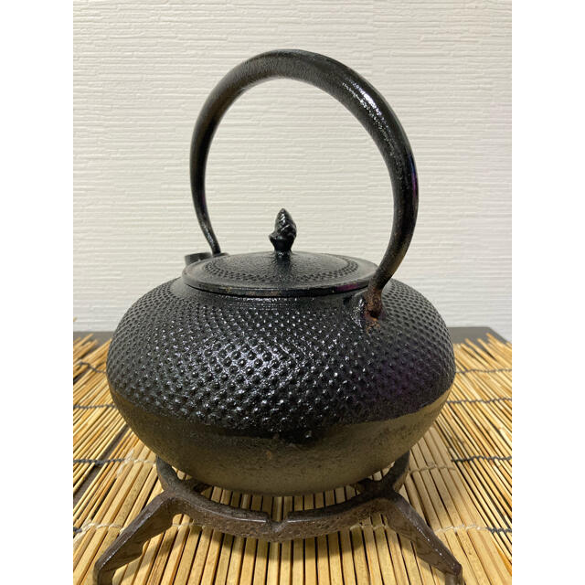 新入荷!USED品】南部鉄瓶 南部運南堂鍋元造 梨地霰文様 新入荷!USED品】南部鉄瓶 南部運南堂鍋元造 梨地霰文様