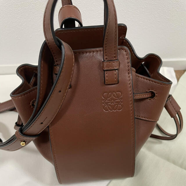LOEWE(ロエベ)のロエベ　ハンモックミニ　ドローストリングバッグ　ブルネット レディースのバッグ(ショルダーバッグ)の商品写真