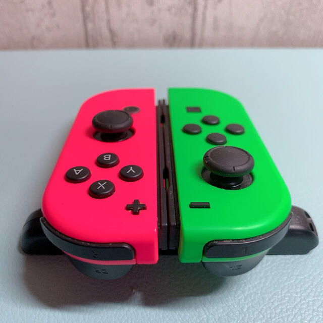 美品 人気カラー スプラトゥーン Switch 左右セット ジョイコン エンタメ/ホビーのゲームソフト/ゲーム機本体(その他)の商品写真