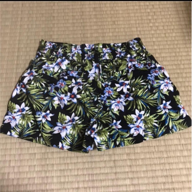 HONEYS(ハニーズ)の花柄ショートパンツ レディースのパンツ(ショートパンツ)の商品写真