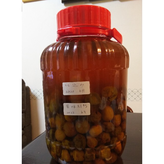 梅の実と梅ジュース（2.350キロ）たらちゃん様専用です 食品/飲料/酒の食品(フルーツ)の商品写真