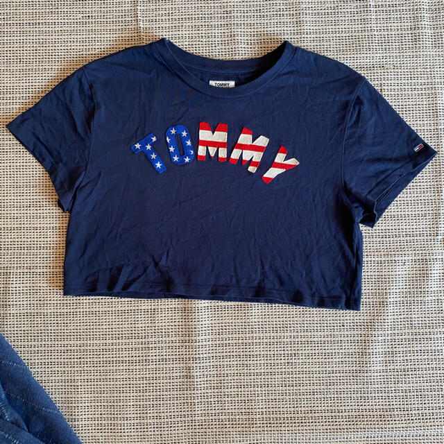 TOMMY(トミー)のTOMMY JEANS Tシャツ クロップド丈  レディースのトップス(Tシャツ(半袖/袖なし))の商品写真