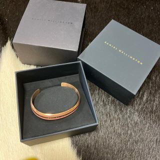 ダニエルウェリントン(Daniel Wellington)のダニエルウェリントン　danidlwellington バングル　m ピンク(ブレスレット/バングル)