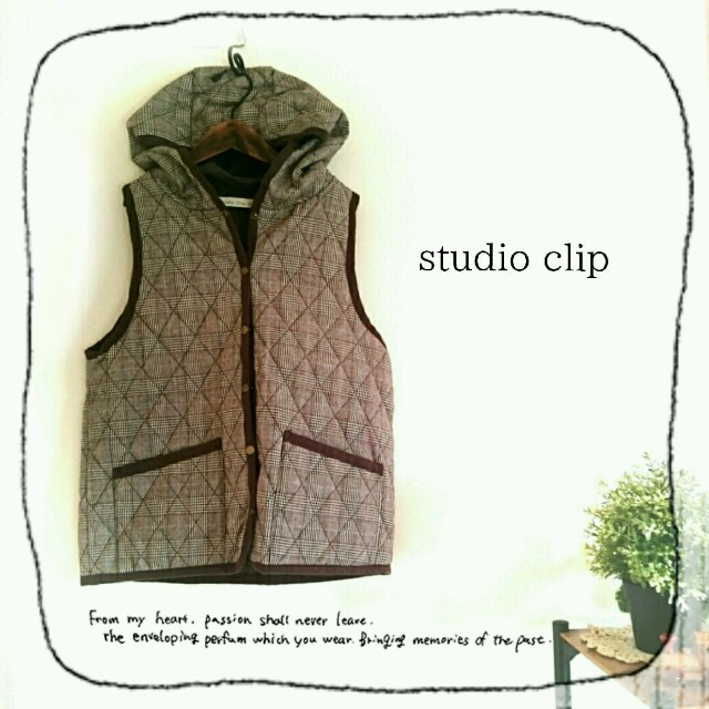 STUDIO CLIP(スタディオクリップ)の極美品♡ﾌｰﾄﾞ付ｸﾞﾚﾝﾁｪｯｸ中綿ｷﾙﾄベスト レディースのジャケット/アウター(ダウンベスト)の商品写真