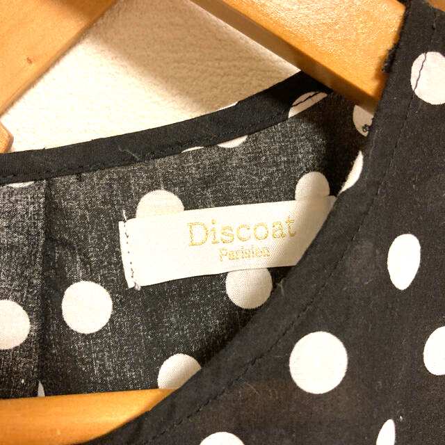 Discoat(ディスコート)の黒白水玉カットソー レディースのトップス(カットソー(半袖/袖なし))の商品写真
