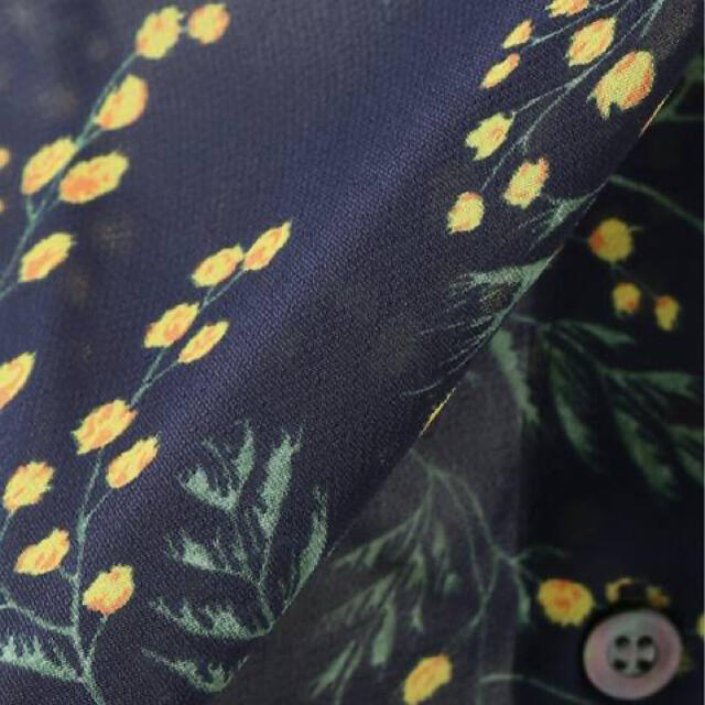 SLOBE IENA(スローブイエナ)のミモザ柄襟付きブラウス　ネイビー レディースのトップス(シャツ/ブラウス(半袖/袖なし))の商品写真