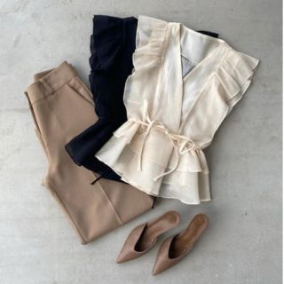 ザラ(ZARA)のアシーム　ACYM volume frill ノースリーブトップス(シャツ/ブラウス(半袖/袖なし))