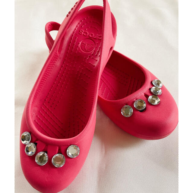 crocs(クロックス)のクロックス レディース マリンディ ベージュ ビジュー付き サイズW6  ピンク レディースの靴/シューズ(サンダル)の商品写真