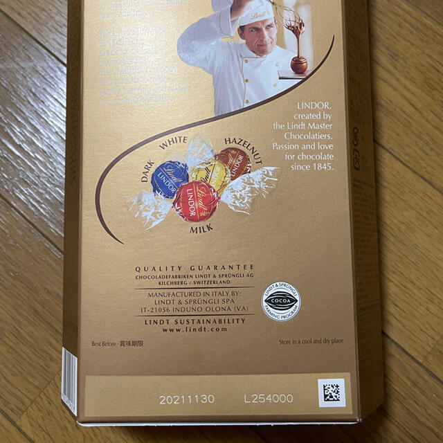 Lindt(リンツ)のゆっこさま専用LINDT LINDOR リンツ リンドール アソート32個 食品/飲料/酒の食品(菓子/デザート)の商品写真