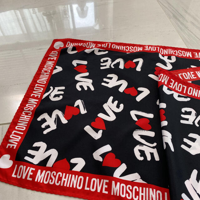 MOSCHINO(モスキーノ)の完売‼️モスキーノ   スカーフ　シルク　長方形 レディースのファッション小物(バンダナ/スカーフ)の商品写真