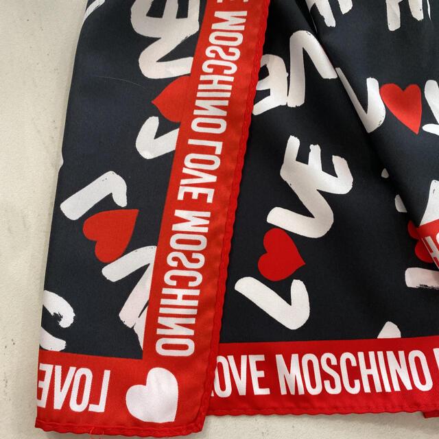 MOSCHINO(モスキーノ)の完売‼️モスキーノ   スカーフ　シルク　長方形 レディースのファッション小物(バンダナ/スカーフ)の商品写真