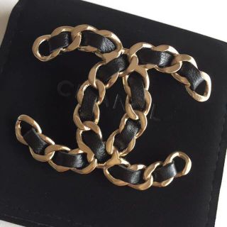 シャネル)A96202☆CCマーク ブローチ☆レザー (CHANEL/アクセサリー ...