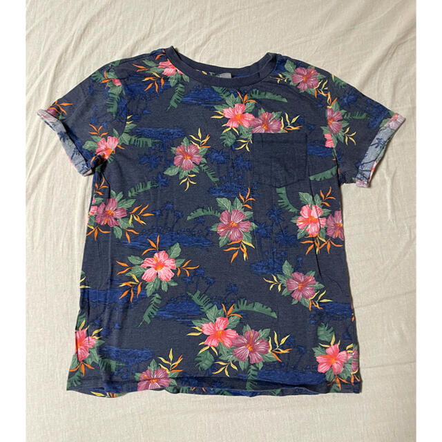 H&M(エイチアンドエム)のH&M Ｔシャツ　サイズM 花柄　ハイビスカス　ボタニカル メンズのトップス(Tシャツ/カットソー(半袖/袖なし))の商品写真