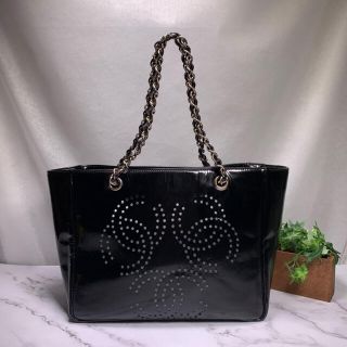 シャネル(CHANEL)の月末限定✨CHANEL✨トリプルココマーク パテント パンチング チェーントート(トートバッグ)