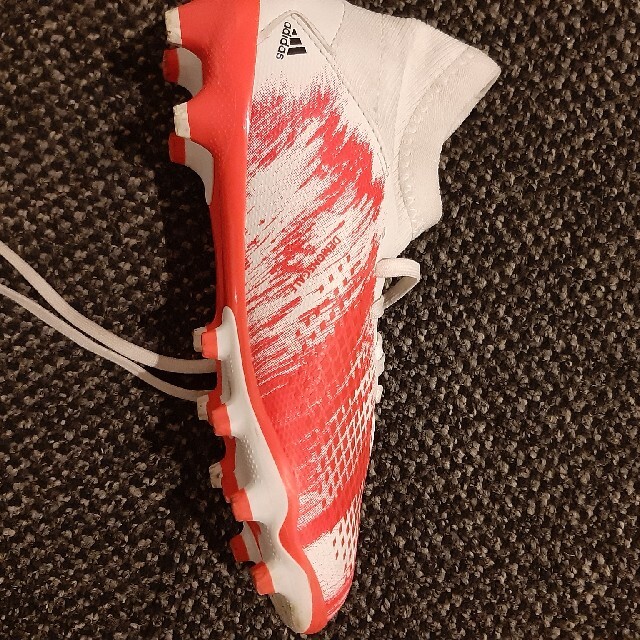 adidas(アディダス)のアディダス　Jr.サッカー　スパイク　プレデター　21.5cm スポーツ/アウトドアのサッカー/フットサル(シューズ)の商品写真