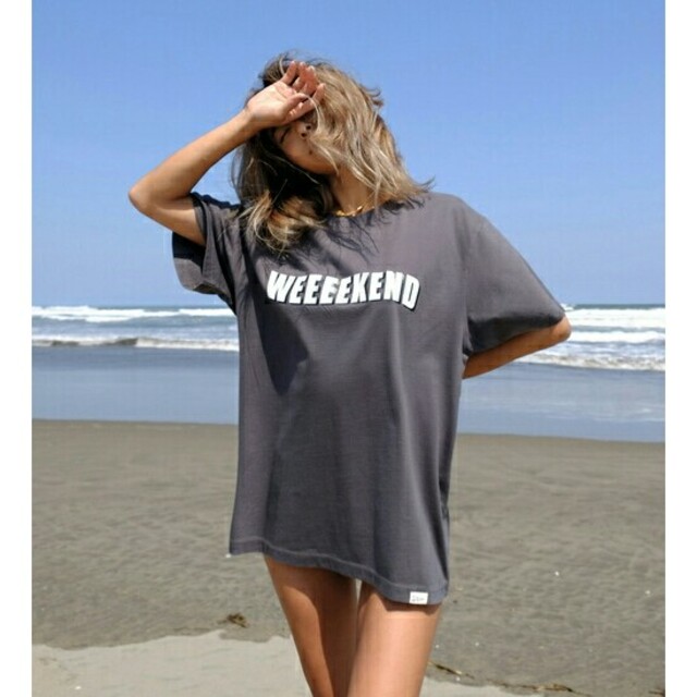 ALEXIA STAM(アリシアスタン)の【人気完売】ALEXIASTAM WEEEEKEND Tシャツ グレー 半袖 レディースのトップス(Tシャツ(半袖/袖なし))の商品写真