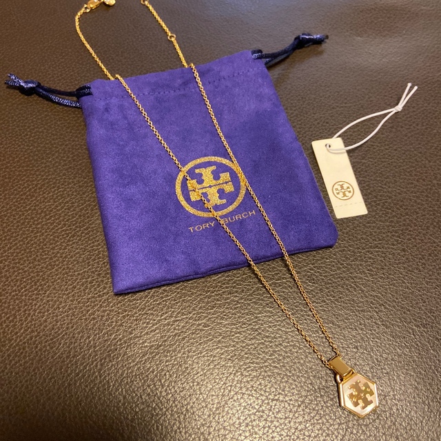 Tory Burch(トリーバーチ)の【トリーバーチ】 六角ネックレス　ゴールド　ロゴ　ホワイトシェル レディースのアクセサリー(ネックレス)の商品写真