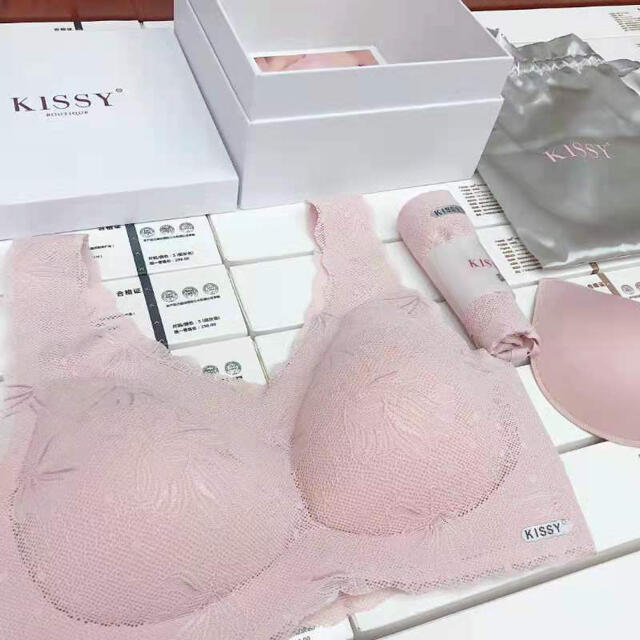 KISSYノンワイヤーブラ　ナイトブラ　補正下着　育乳ブラバストアップ送料込みL