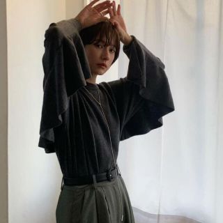 ビューティアンドユースユナイテッドアローズ(BEAUTY&YOUTH UNITED ARROWS)のCLANE バックフリルニット　グレー(元値2万円)(ニット/セーター)