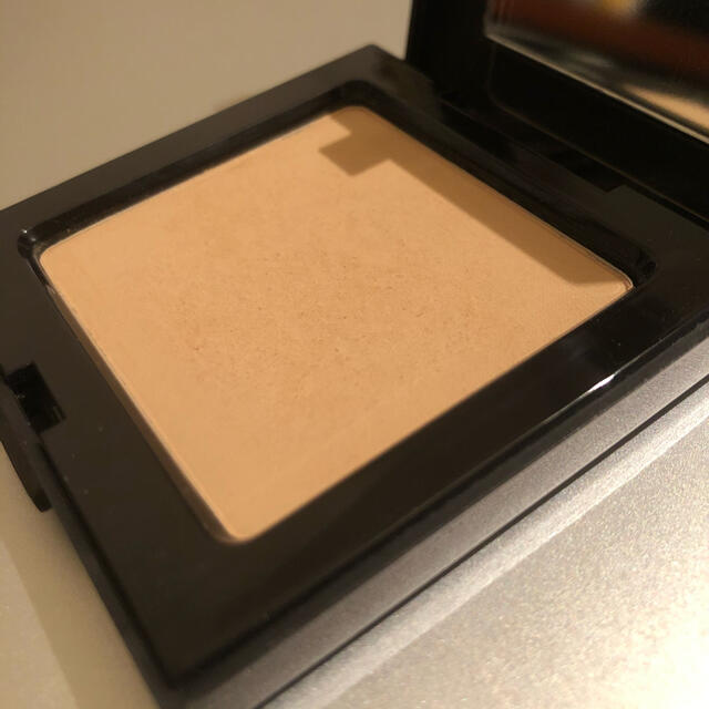 laura mercier(ローラメルシエ)のローラメルシエ ミネラルプレストパウダー リアルサンド コスメ/美容のベースメイク/化粧品(フェイスパウダー)の商品写真