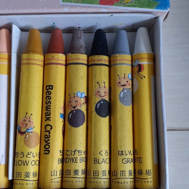 山田養蜂場(ヤマダヨウホウジョウ)のみつばちクレヨン　山田養蜂場　18色　Beeswax Crayon エンタメ/ホビーのアート用品(クレヨン/パステル)の商品写真