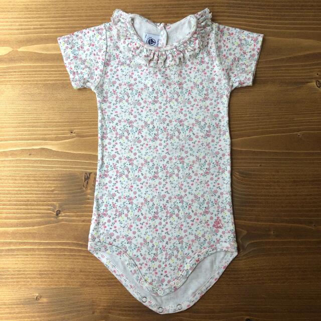 PETIT BATEAU(プチバトー)の即完売 プチバトー花柄半袖ボディ キッズ/ベビー/マタニティのベビー服(~85cm)(ロンパース)の商品写真