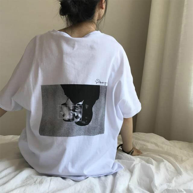 バックプリントTシャツ　レディース　オーバーサイズ　モノクロ　韓国　半袖 レディースのトップス(Tシャツ(半袖/袖なし))の商品写真