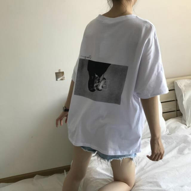 バックプリントTシャツ　レディース　オーバーサイズ　モノクロ　韓国　半袖 レディースのトップス(Tシャツ(半袖/袖なし))の商品写真