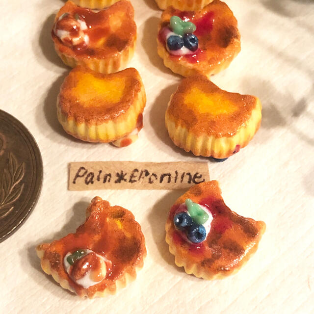 【１個〜】ミニチュアにゃんこバスクチーズケーキ(ブルーベリー) ハンドメイドのおもちゃ(ミニチュア)の商品写真