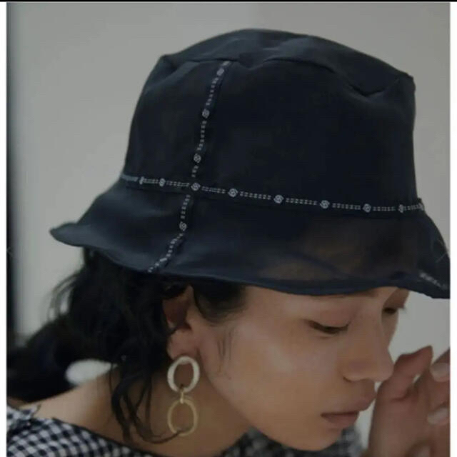 Ameri VINTAGE(アメリヴィンテージ)の涼しく可愛い‼️REVERSIBLE SHEER BUCKET HAT レディースの帽子(ハット)の商品写真