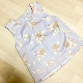 グレイル(GRL)のGRL＊花柄TOPS＊美品(カットソー(半袖/袖なし))