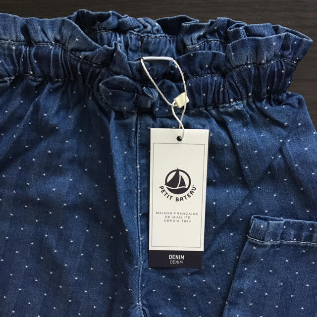 PETIT BATEAU(プチバトー)の【新品】プチバトー 36m ライトデニムパンツ ドット キッズ/ベビー/マタニティのキッズ服女の子用(90cm~)(パンツ/スパッツ)の商品写真