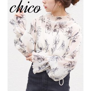 フーズフーチコ(who's who Chico)の【新品.未使用】ラインフラワーシアーハイネックトップス(キャミ付き) ホワイト(シャツ/ブラウス(長袖/七分))