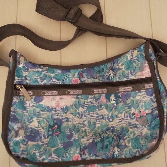 LeSportsac(レスポートサック)のLeSportsacショルダーバッグ花 レディースのバッグ(ショルダーバッグ)の商品写真