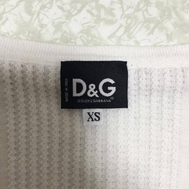 小さいサイズ　D&G XS Vネックビーズカーディガン　ホワイト レディースのトップス(カーディガン)の商品写真