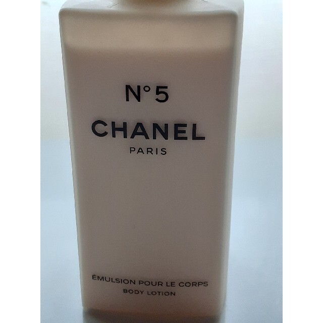 CHANEL(シャネル)のCHANEL　シャネル　No.5ボディーローション コスメ/美容のボディケア(ボディローション/ミルク)の商品写真