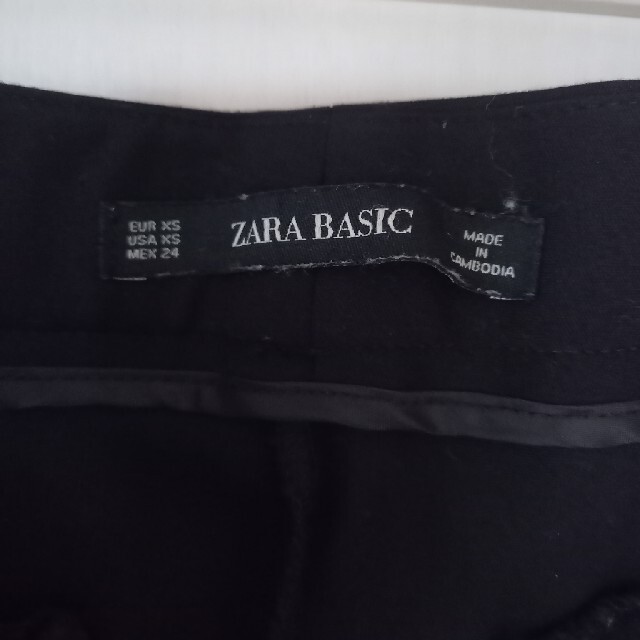 ZARA(ザラ)のZARA　テーパードパンツ　黒　アンクル丈パンツ レディースのパンツ(カジュアルパンツ)の商品写真