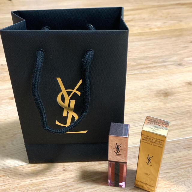 Yves Saint Laurent Beaute(イヴサンローランボーテ)の★イヴサンローラン★ルージュ ピュールクチュールヴェルニウォーターグロウ 202 コスメ/美容のベースメイク/化粧品(口紅)の商品写真