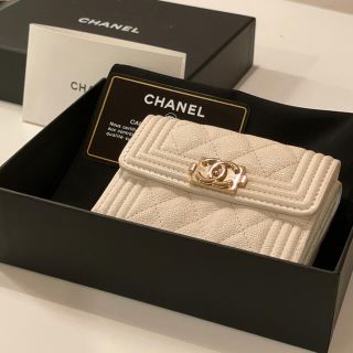 シャネル(CHANEL)の⭐︎ 美品⭐︎ BOY CHANEL三つ折り財布　ホワイト　値下げ不可(財布)