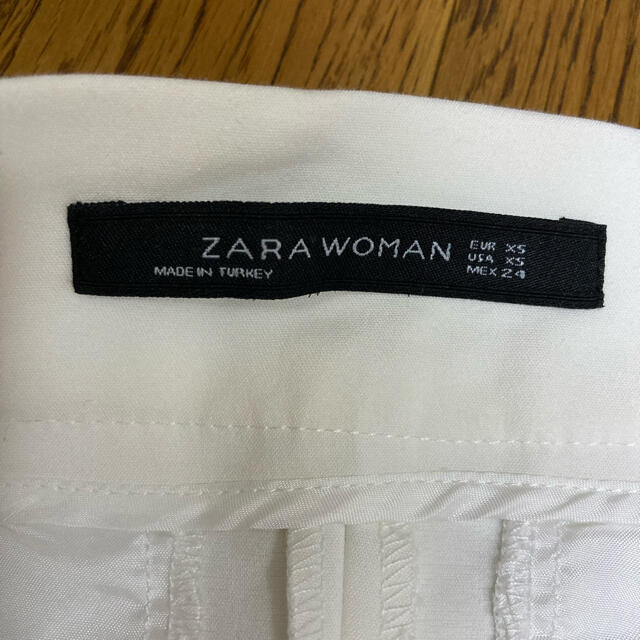 ZARA(ザラ)のZARA♩白　ハイウエスト　ショートパンツ レディースのパンツ(ショートパンツ)の商品写真