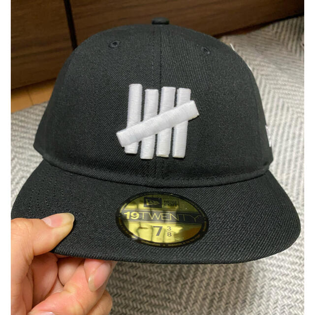 UNDEFEATED(アンディフィーテッド)のUNDEFEATED × New Era 19TWENTY 7 3/8 黒 メンズの帽子(キャップ)の商品写真